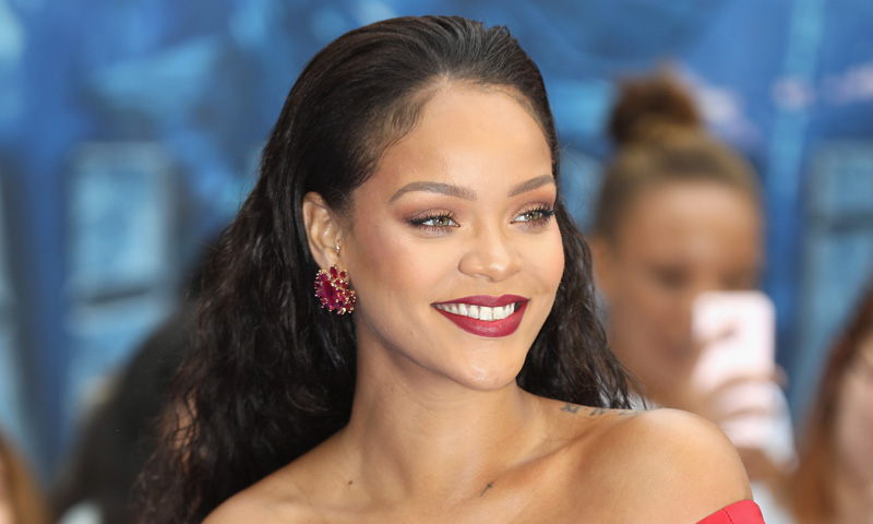 Por menos de 5 euros: el producto de Rihanna para cuidar su pelo