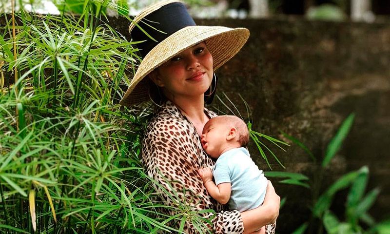 En forma tras el embarazo de forma natural o cómo Chrissy Teigen enterró su vieja obsesión
