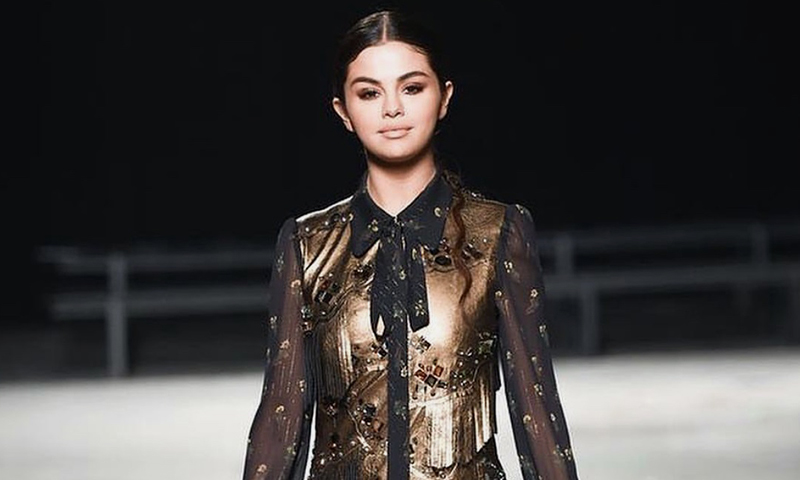 selena-gomez-desfile