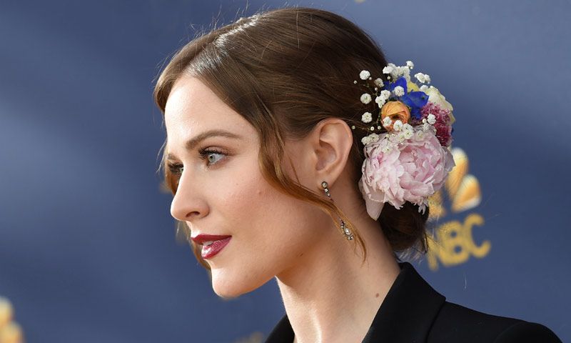 Peinados y maquillajes de invitada: los looks triunfadores en los Premios Emmy