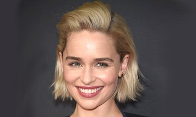 Emilia Clarke se inspira en Brad Pitt para su nuevo look