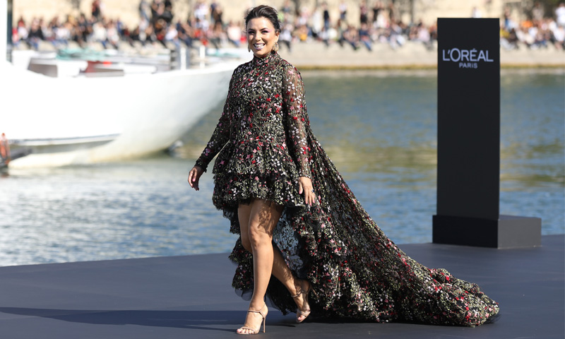Eva Longoria desfila sobre el río Sena en Paris Fashion Week