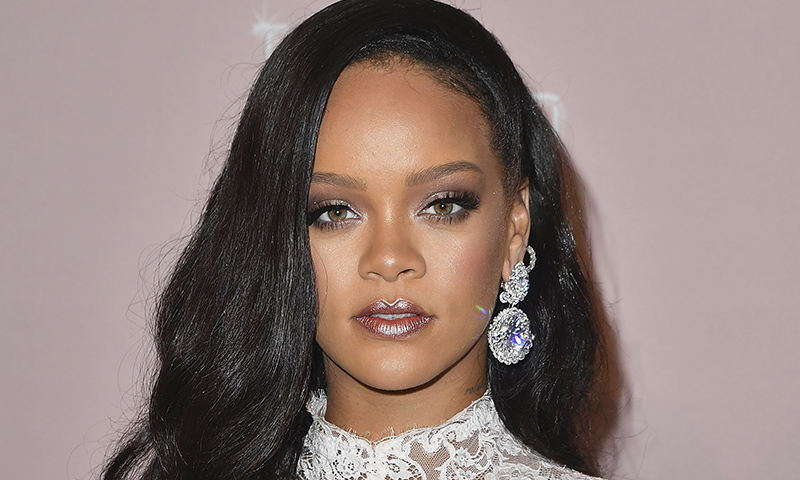 El sencillo truco de Rihanna para estilizar el cuello