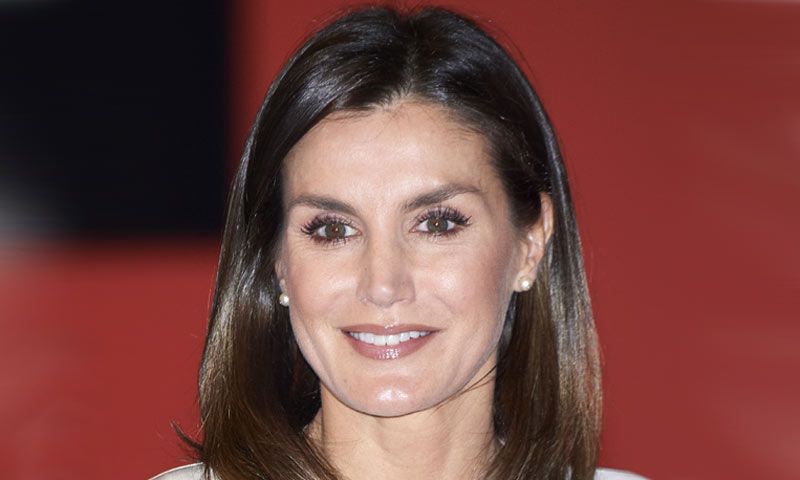La reina Letizia zanja el debate sobre sus canas