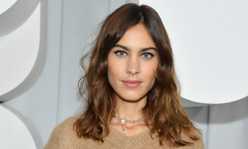 El nuevo look de Alexa Chung, el corte definitivo para ganar volumen sin hacerte capas