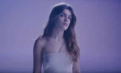 'Una diosa', 'un ángel'... Todas las claves del look de Amaia en su nuevo vídeo