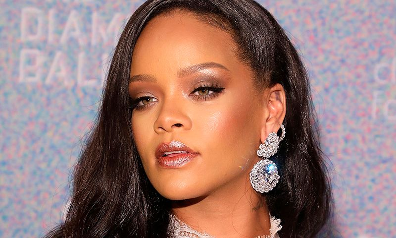 Copia el 'contouring' exprés de Rihanna con solo un corrector de ojeras