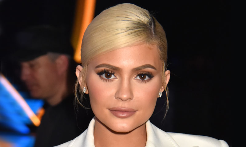 Kylie Jenner cumple su propósito y recupera su melena morena