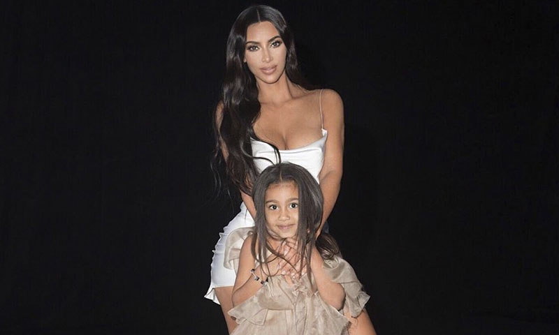 Sabemos los trucos que Kim Kardashian enseñará a sus hijas para tener pelazo