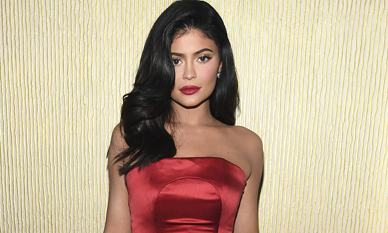 Kylie Jenner enseña a su madre su mejor secreto de belleza: cómo se maquilla los labios