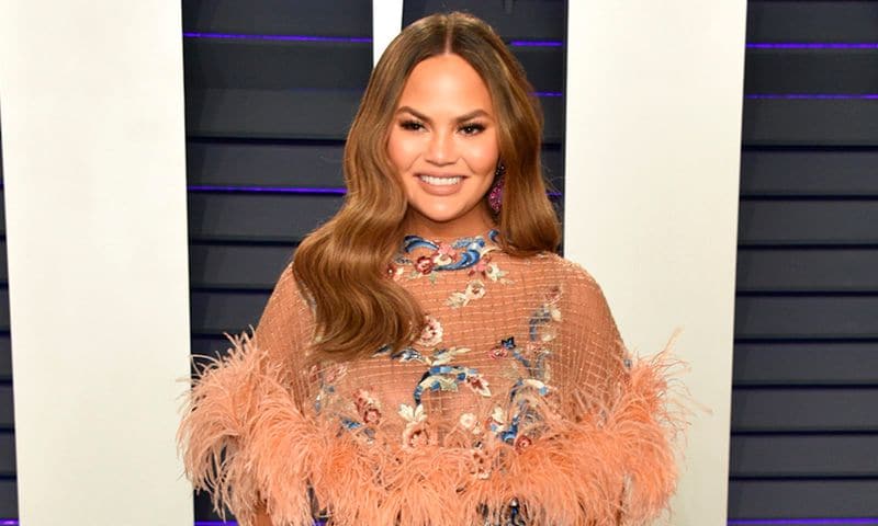 Chrissy Teigen estrena un corte de pelo que disimula las arrugas