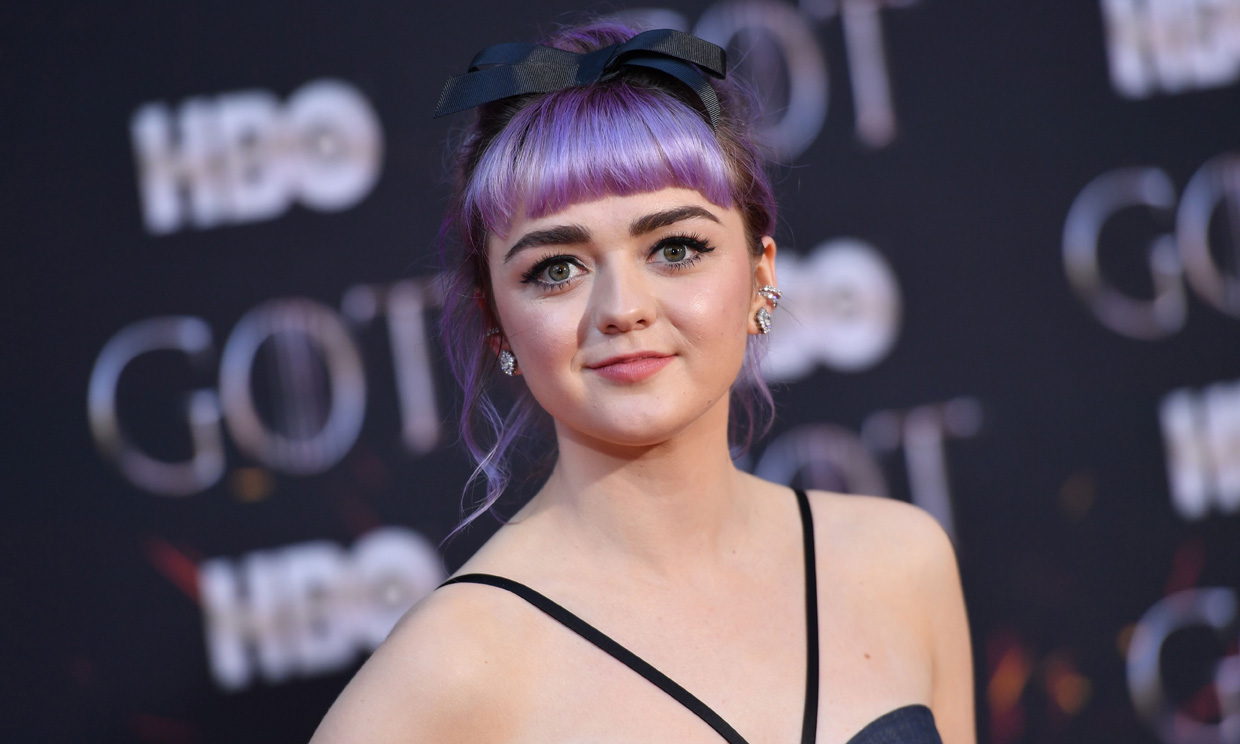 Maisie Williams cambia de nuevo de 'look' y confirma su romance con los tonos fantasía