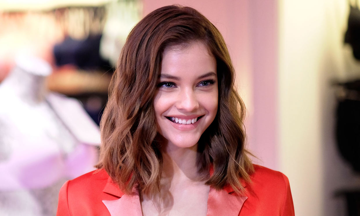 Barbara Palvin cambia de look y confirma que los flequillos también son para el verano