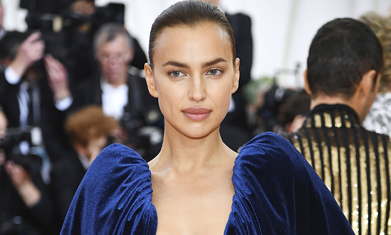 El sencillo truco de Irina Shayk para no tener la piel grasa en verano