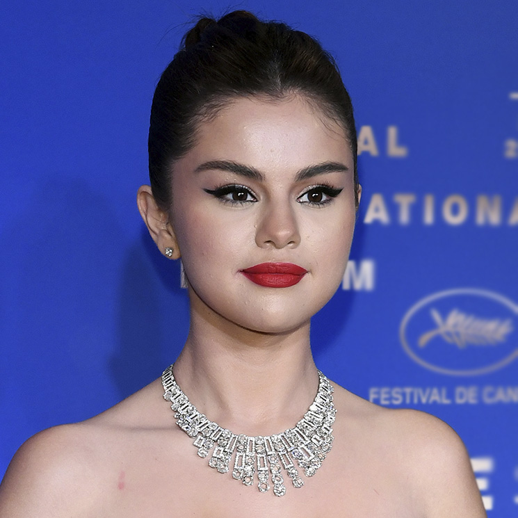 Selena Gomez revoluciona a sus fans en bañador convertida en 'vigilante de la playa'