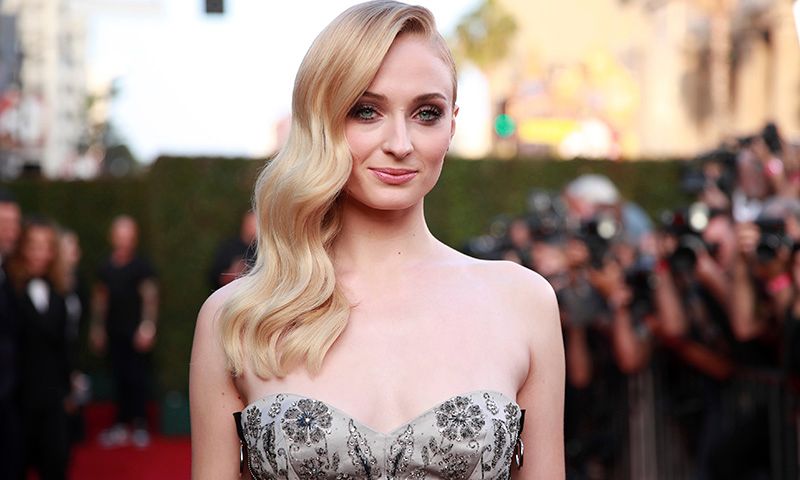 ¿Quieres salir a la calle sin maquillaje? Sophie Turner lo consigue así