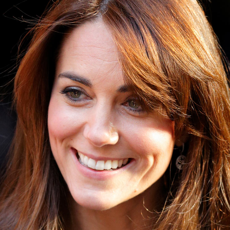 Ellas también llevaron flequillo: ¿recuerdas estos looks de Kate Middleton y la reina Letizia?  