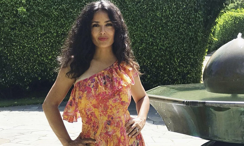 Salma Hayek impacta a sus fans con una espectacular foto en bañador