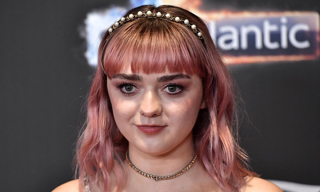 Maisie Williams sorprende en la alfombra roja de los Premios Emmy con su nuevo look