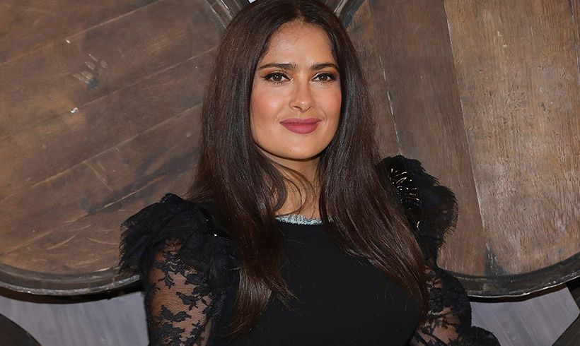 El imponente posado de Salma Hayek con el que reconoce ser 'un caos en las redes'