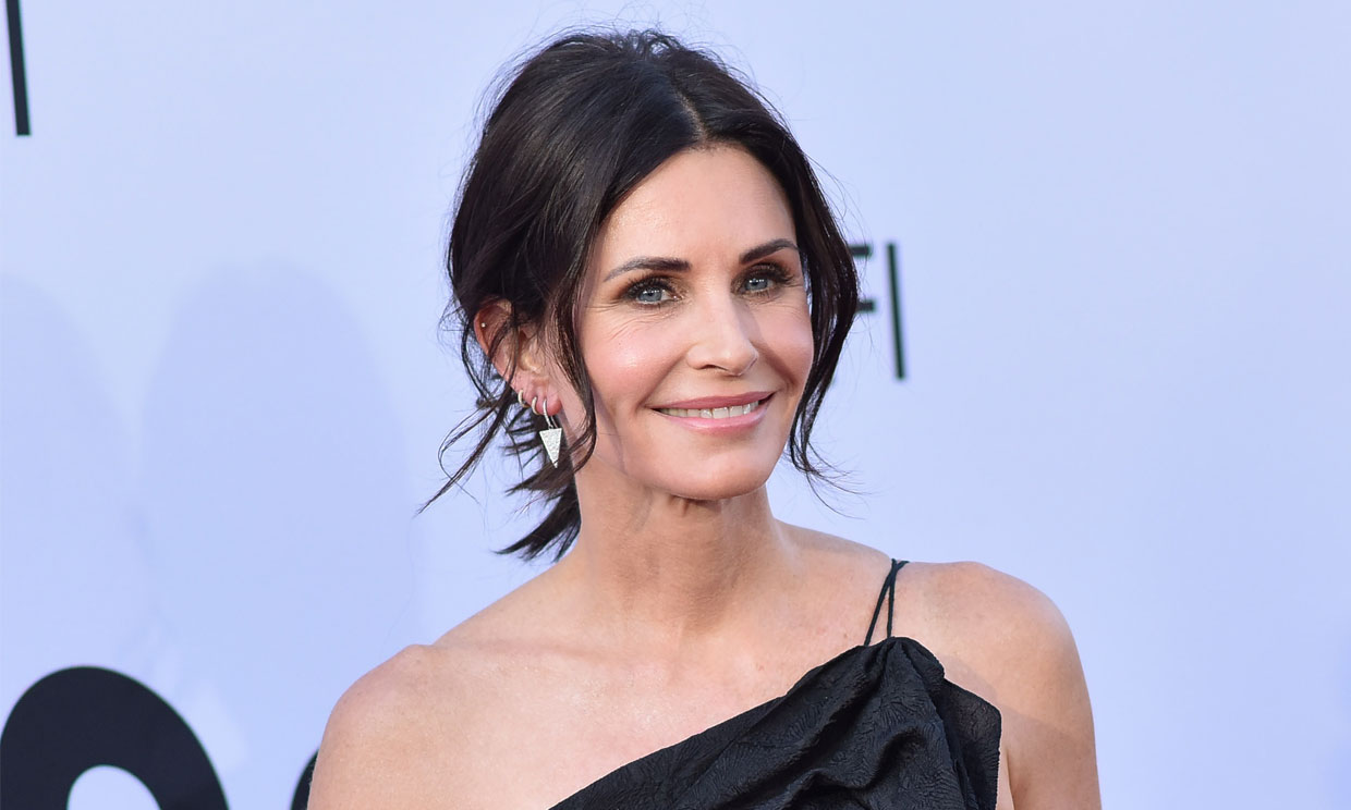 Courteney Cox se corta el flequillo de 'Scream 3' a ella misma ¡y en directo!