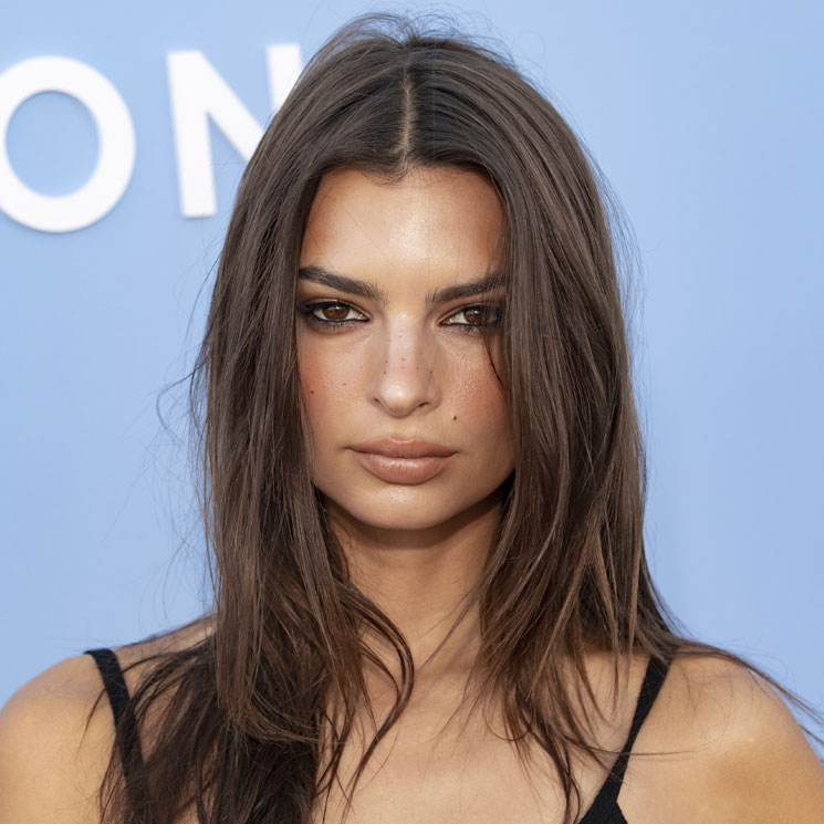 Su crema con retinol preferida y otros cosméticos que ayudan a Emily Ratajkowski a presumir de piel