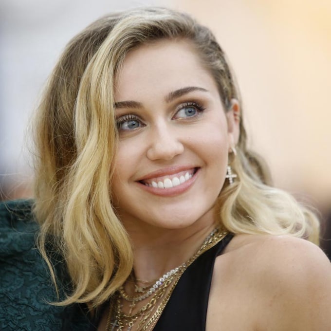 Del 'gloss' a su truco antilágrimas, los 4 fantásticos de belleza de Miley Cyrus