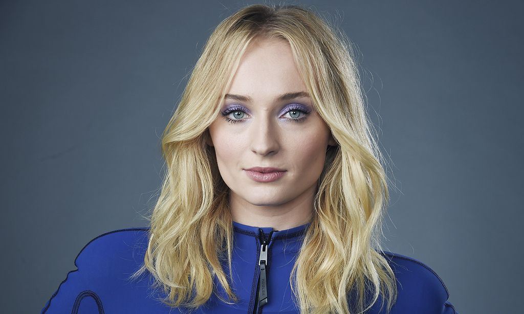 Cosmética y maquillaje en 'Classic Blue', el azul que dará color al 2020