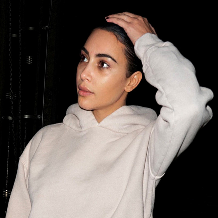 ¿Casualidad o propósito? Kim Kardashian sale a la calle sin maquillaje