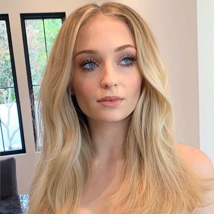 Revelado el truco de la maquilladora de Sophie Turner en su 'look Barbie' 