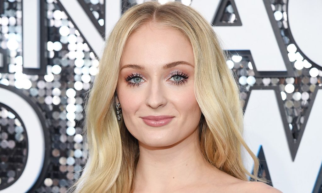 Revelado el truco de la maquilladora de Sophie Turner en su 'look Barbie'
