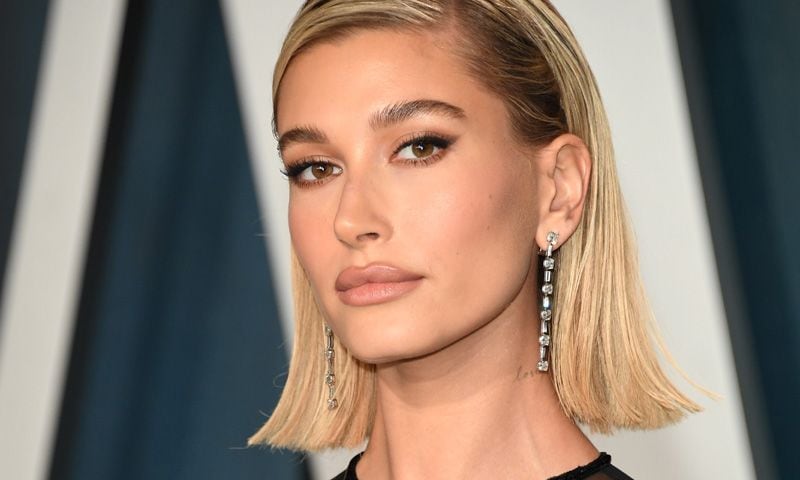 Hailey Baldwin y la poderosa historia del perfume rojo que está salvando vidas