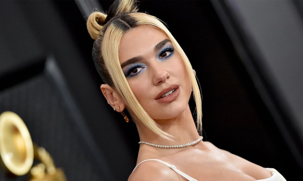 Dua Lipa cambia de look y se apunta al flequillo recto más fácil de peinar