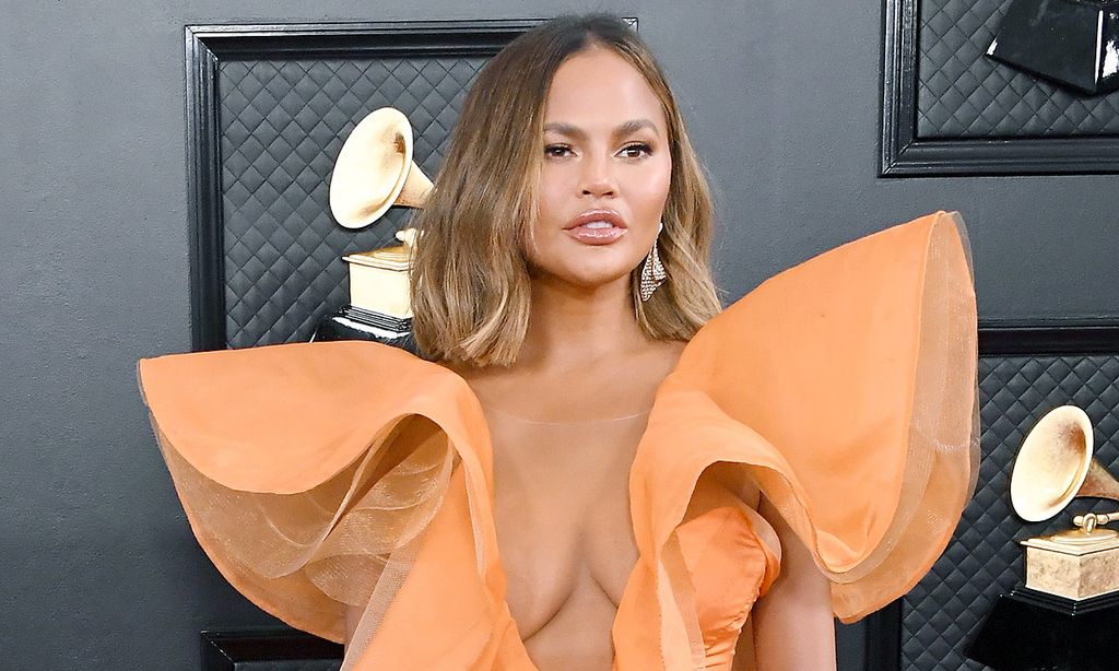 Chrissy Teigen habla por primera vez de un tema tabú: su aumento de pecho