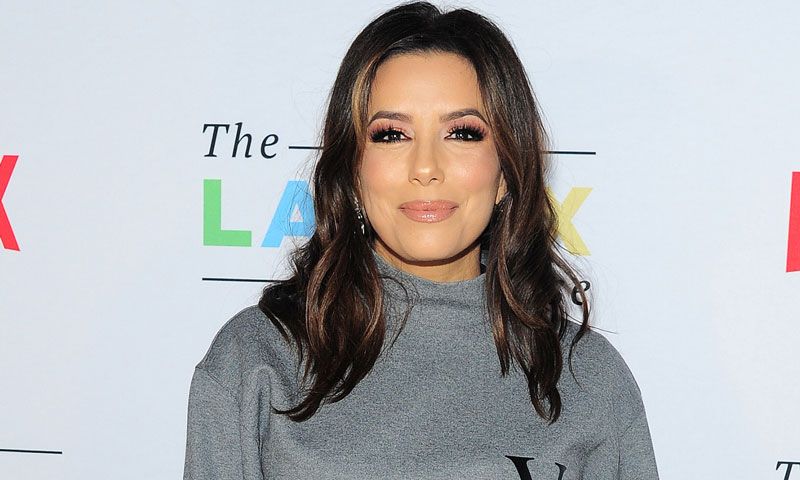 Eva Longoria con sudadera gris