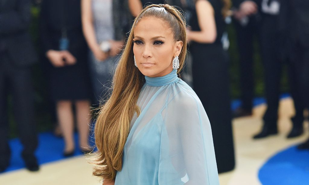 Ni recogido ni extensiones, los fans de Jennifer Lopez eligen este como su look favorito
