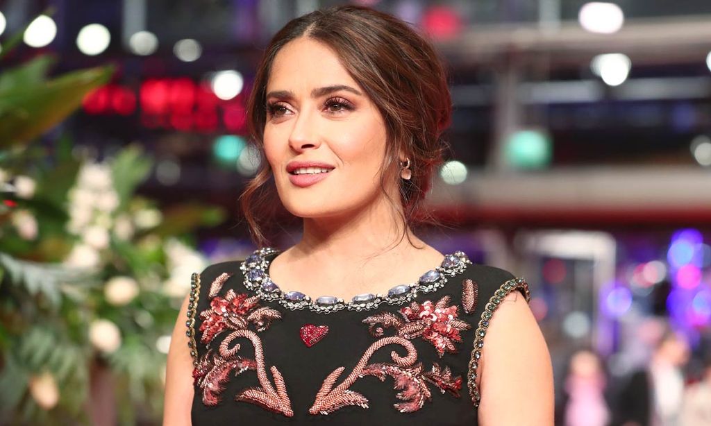 Salma Hayek con moño bajo