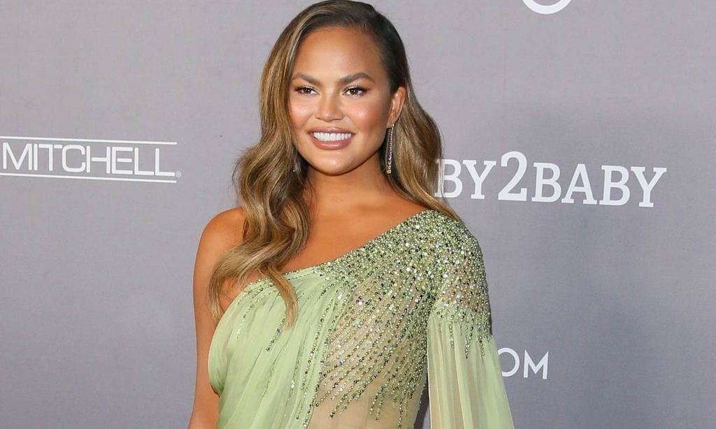 'Os prometo que me lo he quitado': Chrissy Teigen muestra el resultado de su operación de pecho