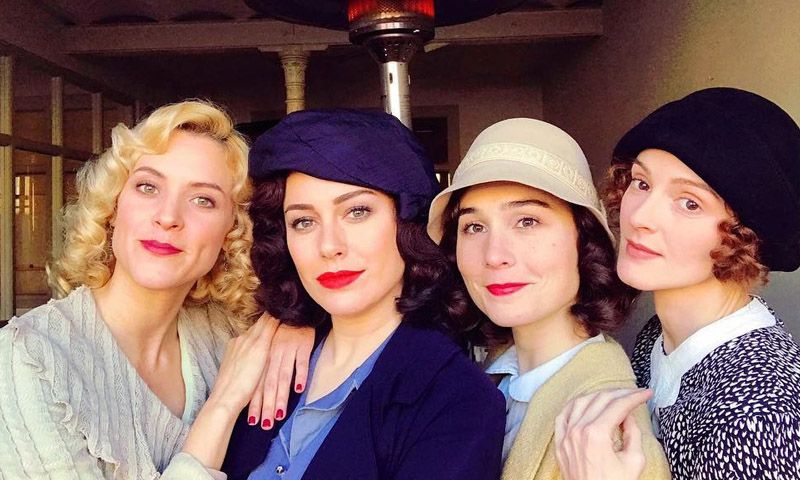El de 'Las chicas del cable' y otros labiales rojos que potencian el bronceado