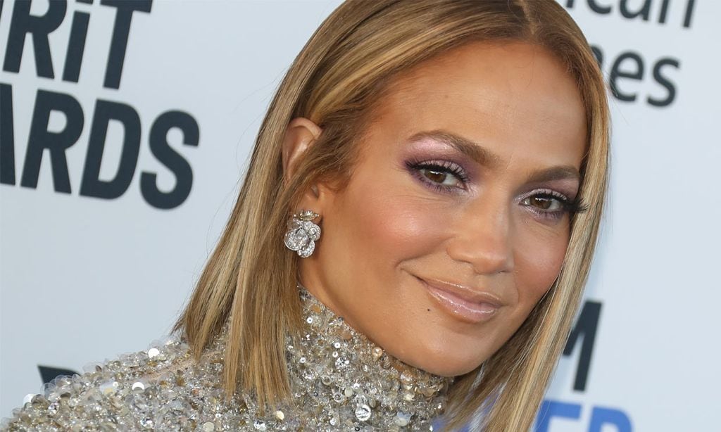 Jennifer Lopez revoluciona las redes con su 'selfie' sin maquillaje y recién levantada