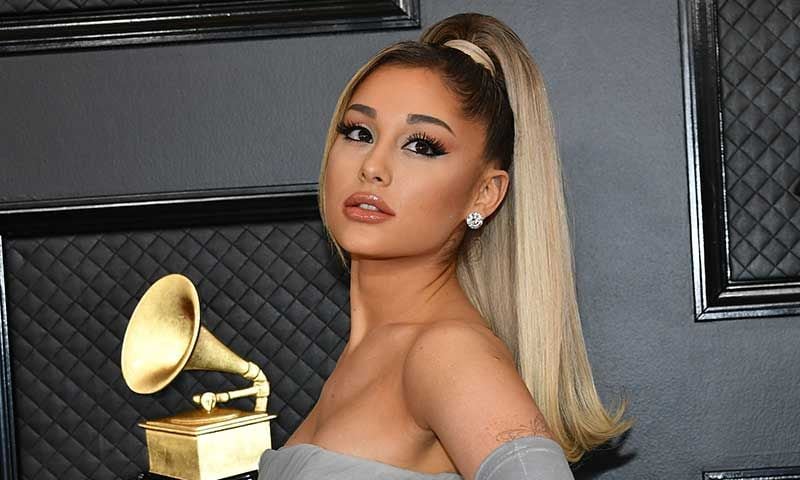 Ariana Grande cambia su icónica coleta alta por este peinado perfecto para chicas con pelo (muy) largo