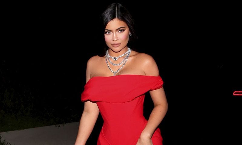 Kylie Jenner con vestido rojo