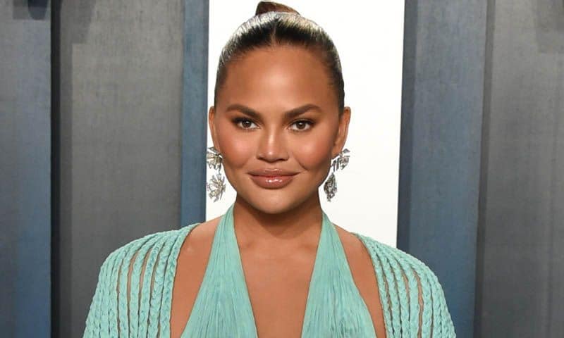 ¡Por fin! Chrissy Teigen revela el truco de Hollywood para que la nariz parezca más pequeña