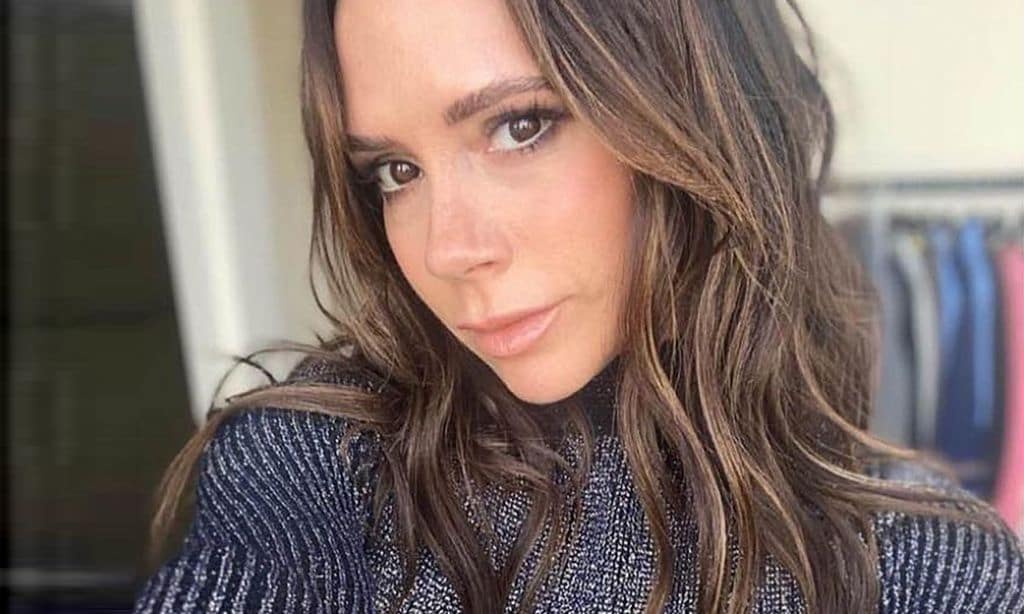 Si quieres una mirada más descansada, aplícate la máscara como Victoria Beckham