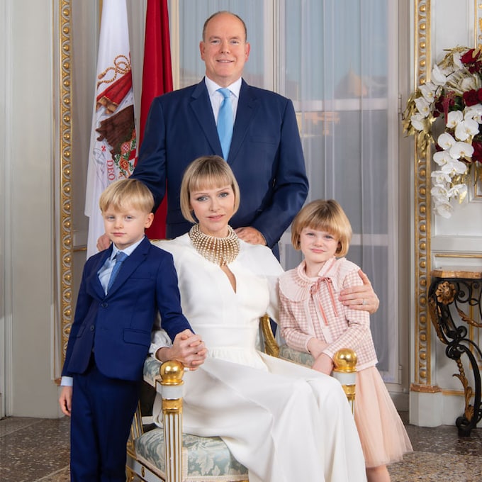 La adorable coincidencia de Charlene de Mónaco y sus hijos en su nuevo retrato oficial