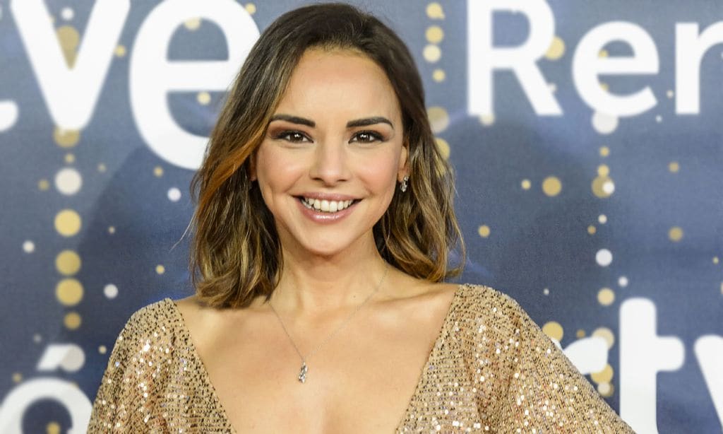 Chenoa posa así de guapa en bikini y confiesa cómo le afecta el verano a su dieta