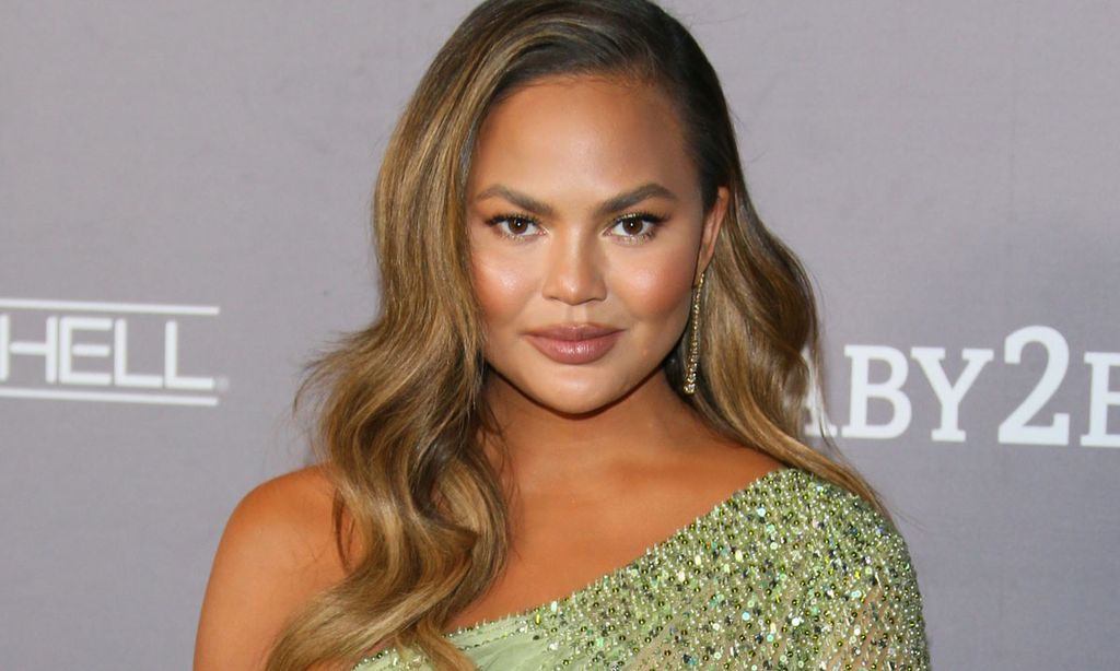 Chrissy Teigen se sincera sobre su reciente bichectomía