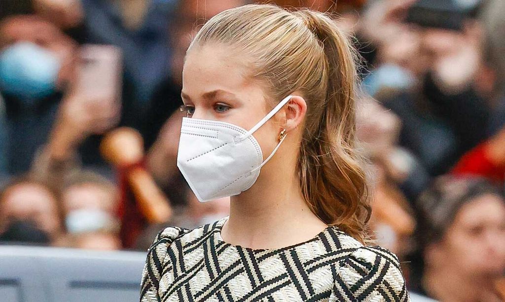 La princesa Leonor se inspira en la reina Letizia y copia el mismo look que llevó hace 11 años