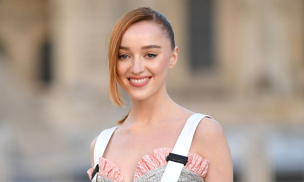 El doble moño de Phoebe Dynevor o cómo la actriz de 'Los Bridgerton' reinventa los looks de siempre