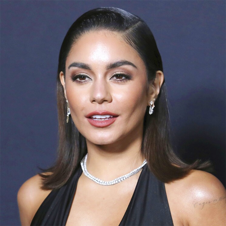 Vanessa Hudgens copia el look 'chica Bond' de Ana de Armas